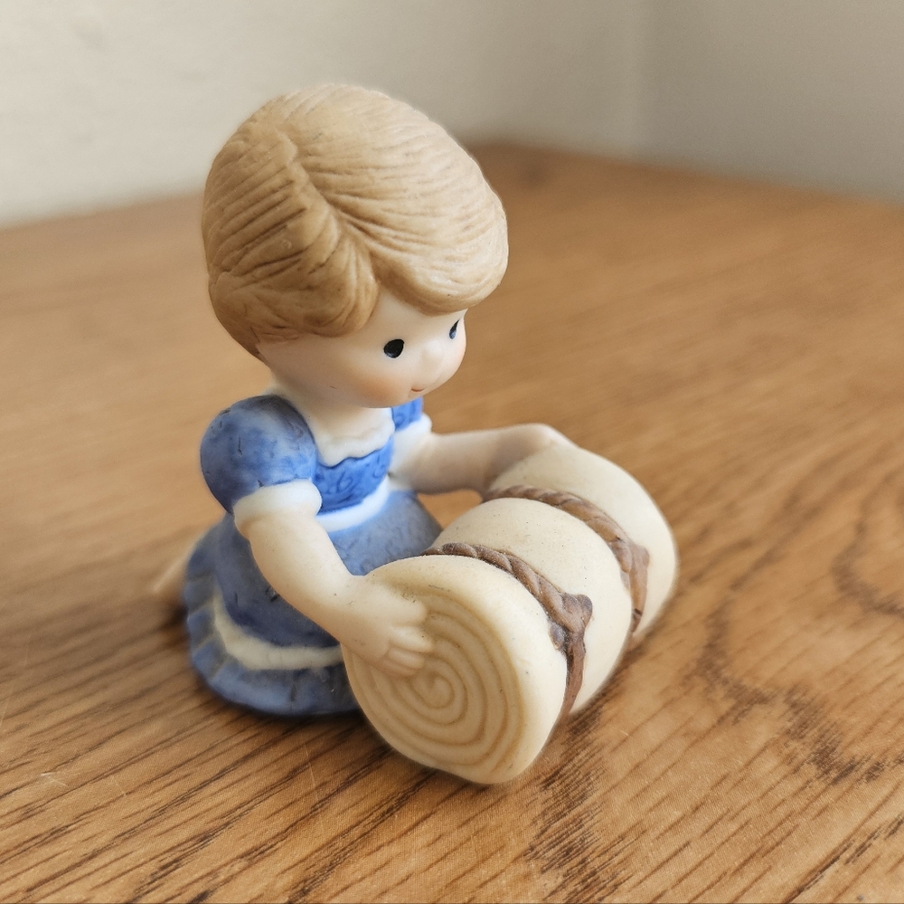 Enesco 1985 Blue Dress Girl Rolling Up Blanket Sleeping Bag Collectible Figure